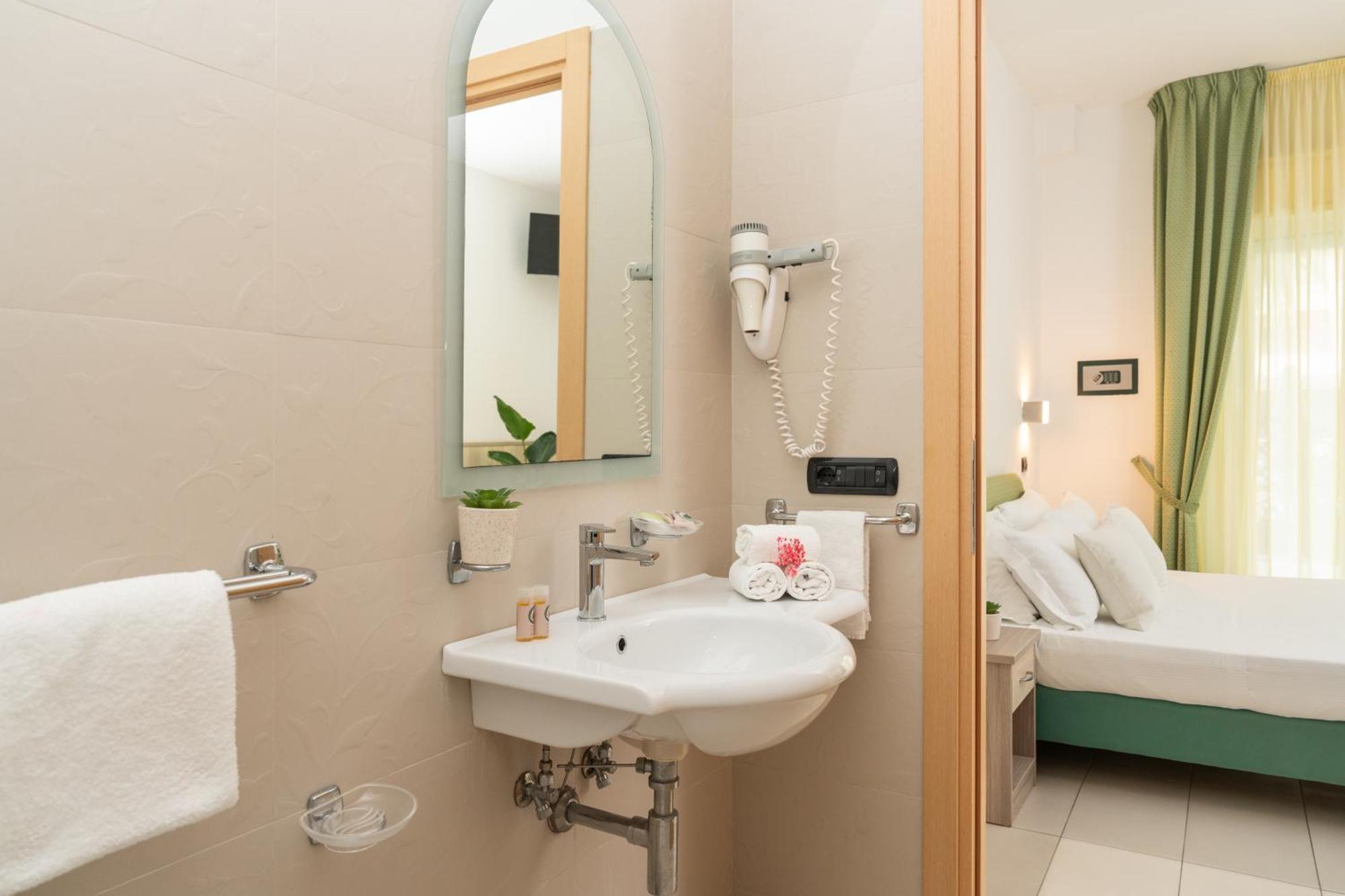 Park Hotel & Dependance Con Spiaggia Мартинсикуро Екстериор снимка