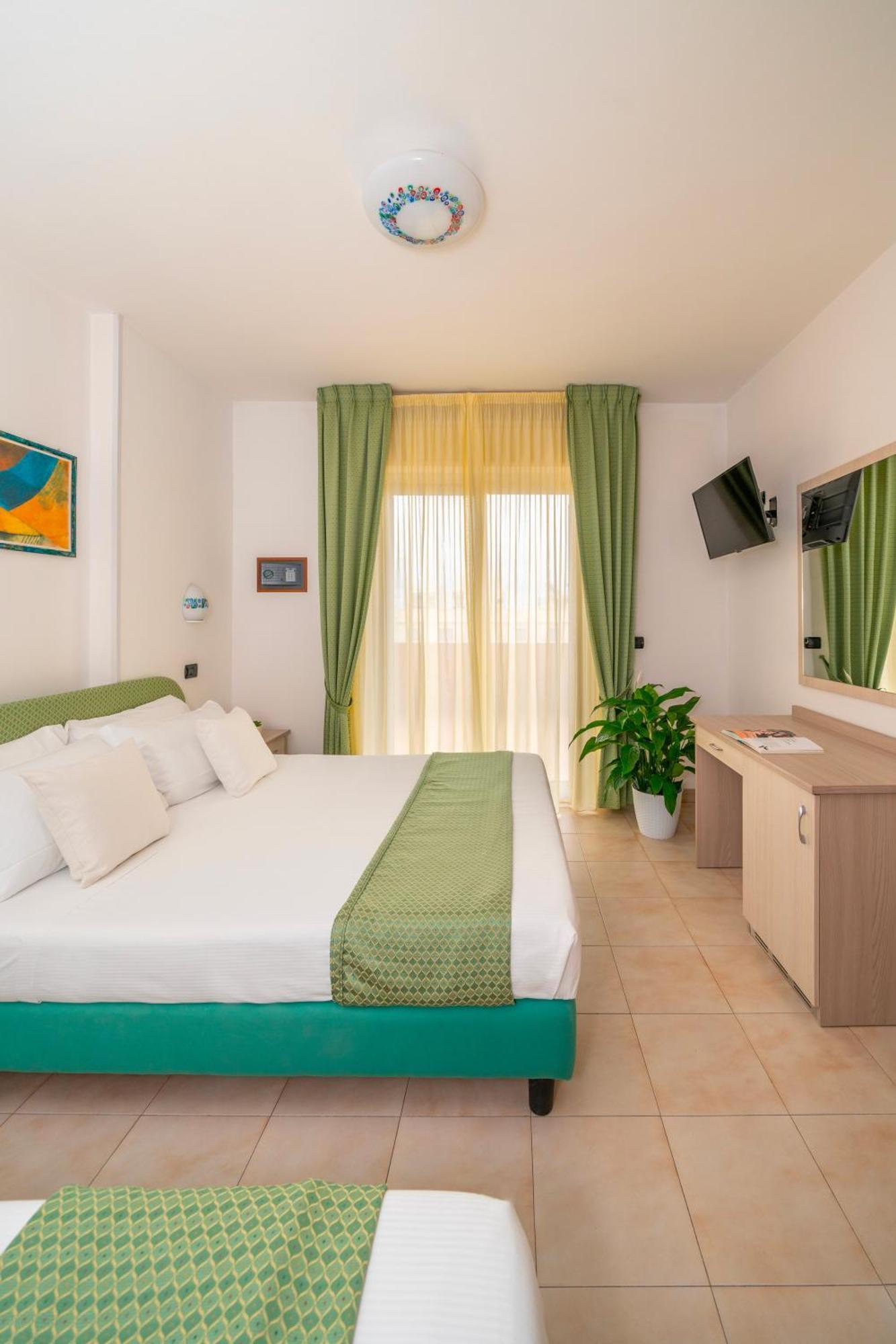 Park Hotel & Dependance Con Spiaggia Мартинсикуро Екстериор снимка