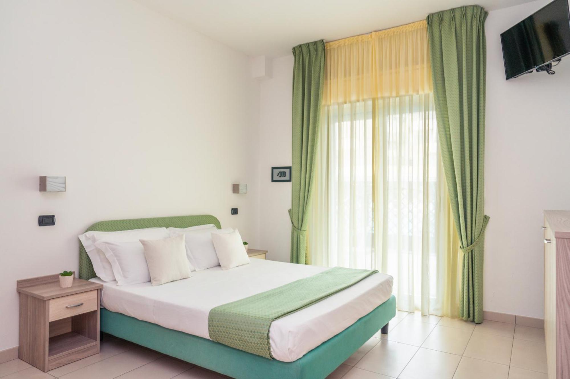 Park Hotel & Dependance Con Spiaggia Мартинсикуро Екстериор снимка