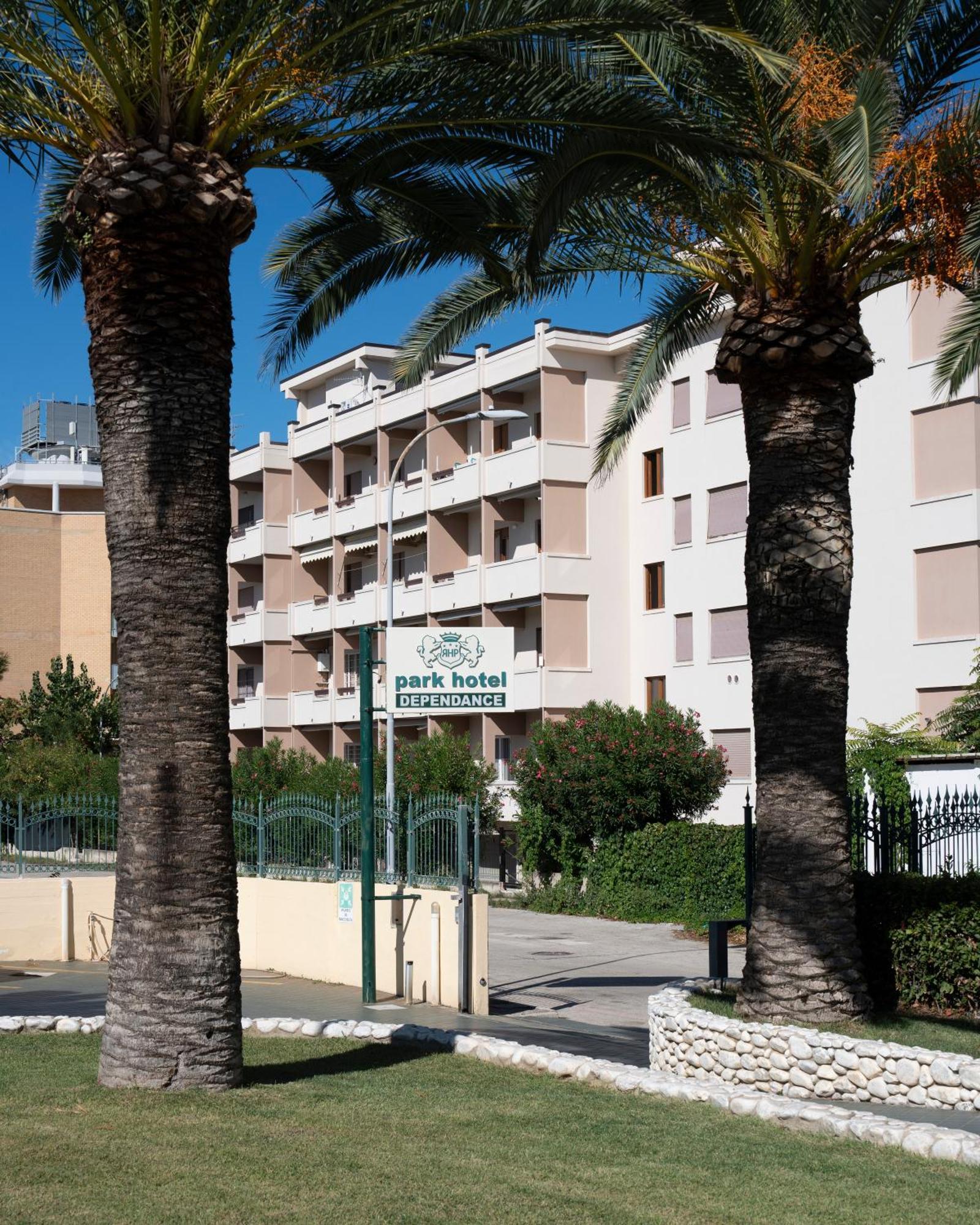 Park Hotel & Dependance Con Spiaggia Мартинсикуро Екстериор снимка