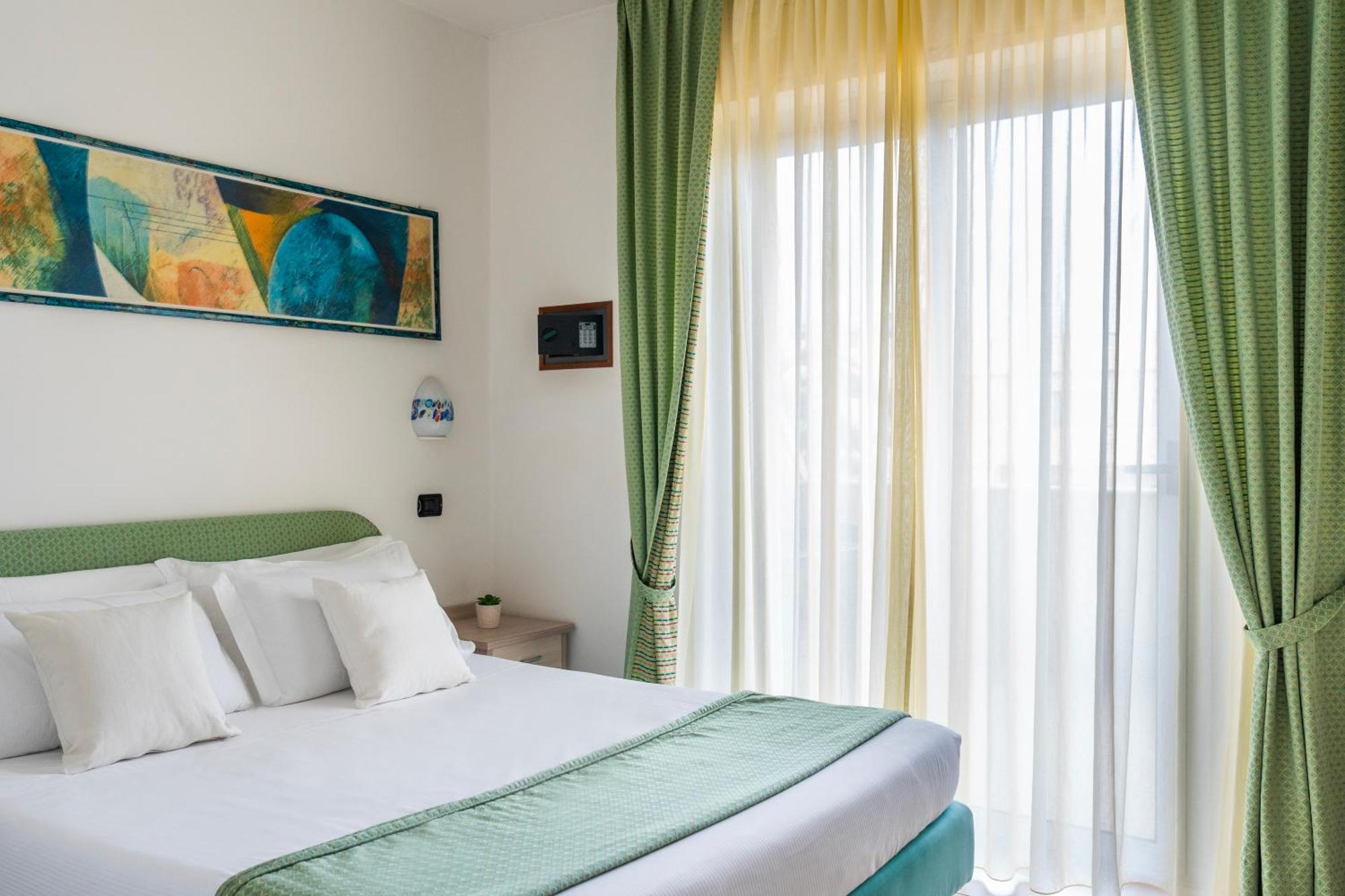 Park Hotel & Dependance Con Spiaggia Мартинсикуро Екстериор снимка